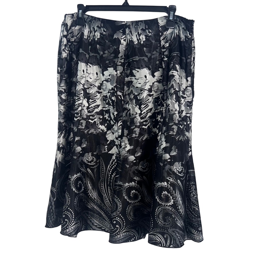 Chicos Women Black White Floral Paisley Satin Midi Skirt Size 2 Large Side‎ Zip